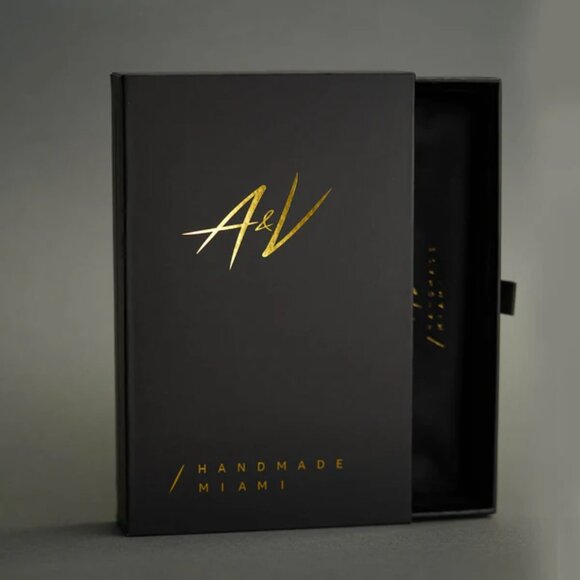 Luxury Handmade Iphone 16 Pro/Pro Max Case - Genuine Shark Leather - Fire Dance - Picture 4 of 4